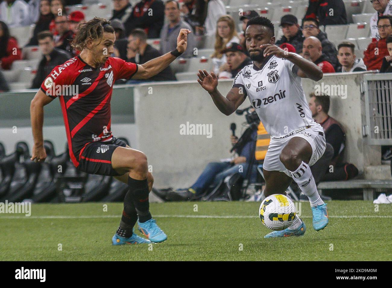 Spieler Canobbio von Athletico PR streitet gegen Spieler Mendoza von Ceará während des Spiels zwischen Athletico PR und Ceará für die Brasilianische Liga Serie A 2022 - Runde 5 im Stadion Arena da Baixada in Curitiba-PR. (Foto von Gabriel Machado/NurPhoto) Stockfoto