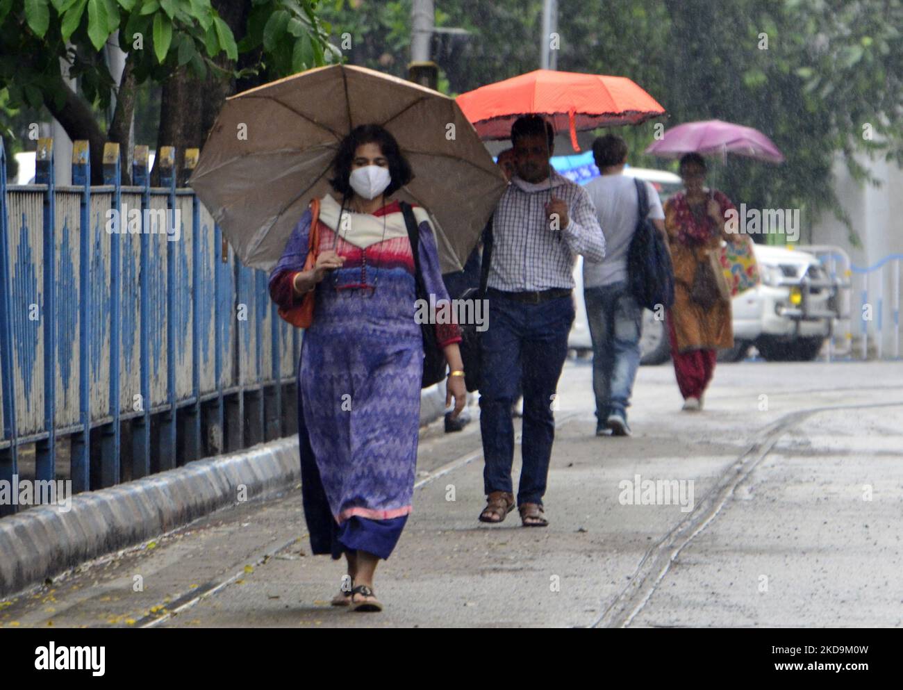 In Kalkutta, Indien, 10. Mai 2022 tragen Menschen Regenschirm bei Niederschlägen. (Foto von Indranil Aditya/NurPhoto) Stockfoto