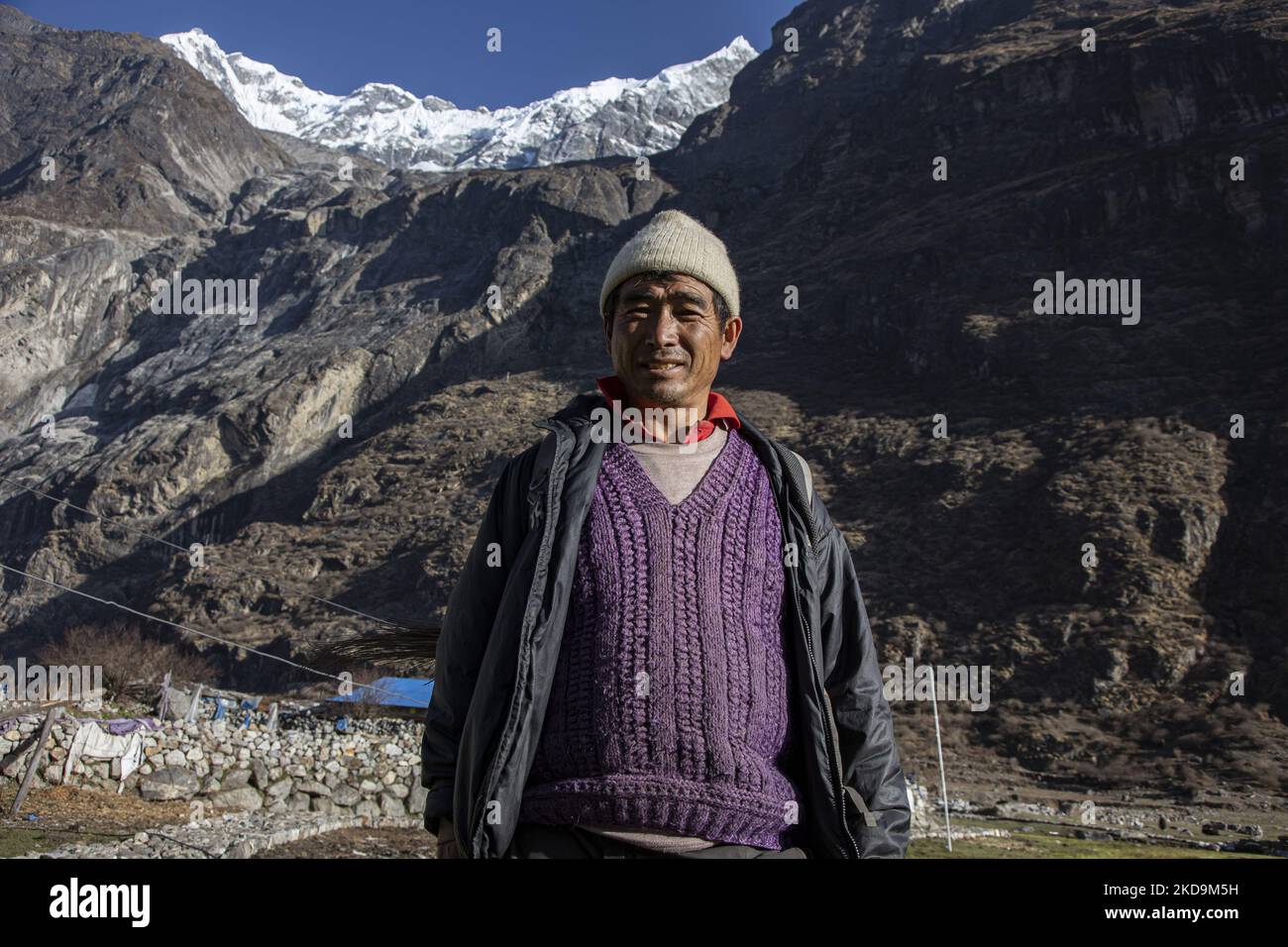 Ein Einheimischer, der unter dem Langtang Lirung-Gipfel gesehen wurde. Langtang Lirung Peak aus Sicht des Dorfes Langtang, Teil des Langtang Himal Berges in Nepal mit dem höchsten Punkt in einer Höhe von 7234m oder 23734 Fuß. Der Langtang Lirung ist der 99. höchste Berg der Welt und wurde 1978 zum ersten Mal erreicht. Am 25. April 2015 führte ein massives Erdbeben der Stärke 7,8 zu einer Lawine und einem Erdrutsch im Dorf Langtang, bei dem direkt 243 Menschen getötet und das Dorf verschwungen wurden. Der Langtang National Park ist ein beliebtes Trekking- und Reiseland für ausländische Wanderer und Einheimische, die hier leben Stockfoto