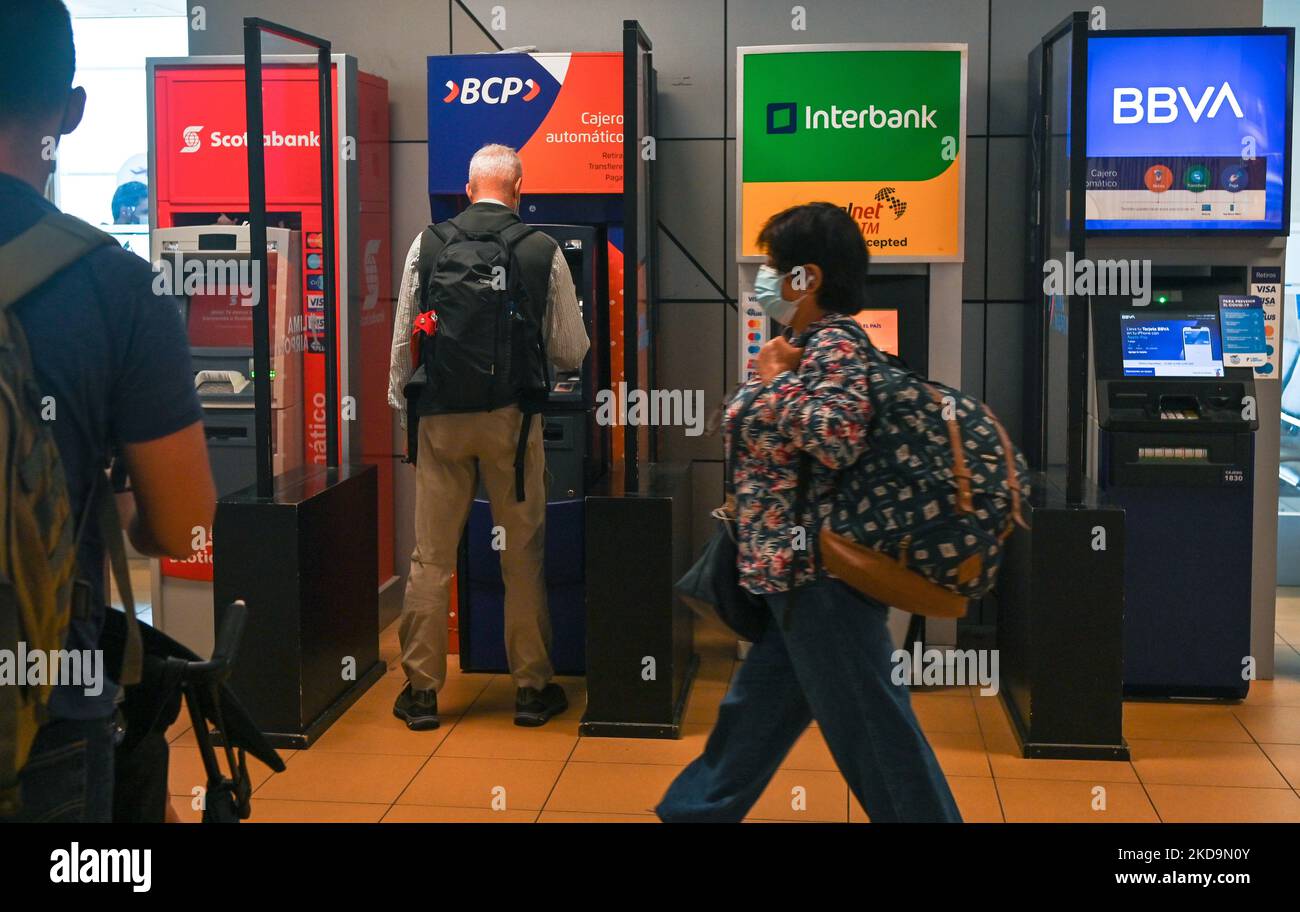 Geldautomaten am Hauptterminal des Jorge Chavez International Airport in Lima. Am Dienstag, den 05. April 2022, auf dem internationalen Flughafen Jorge Chavez, Lima, Peru. (Foto von Artur Widak/NurPhoto) Stockfoto