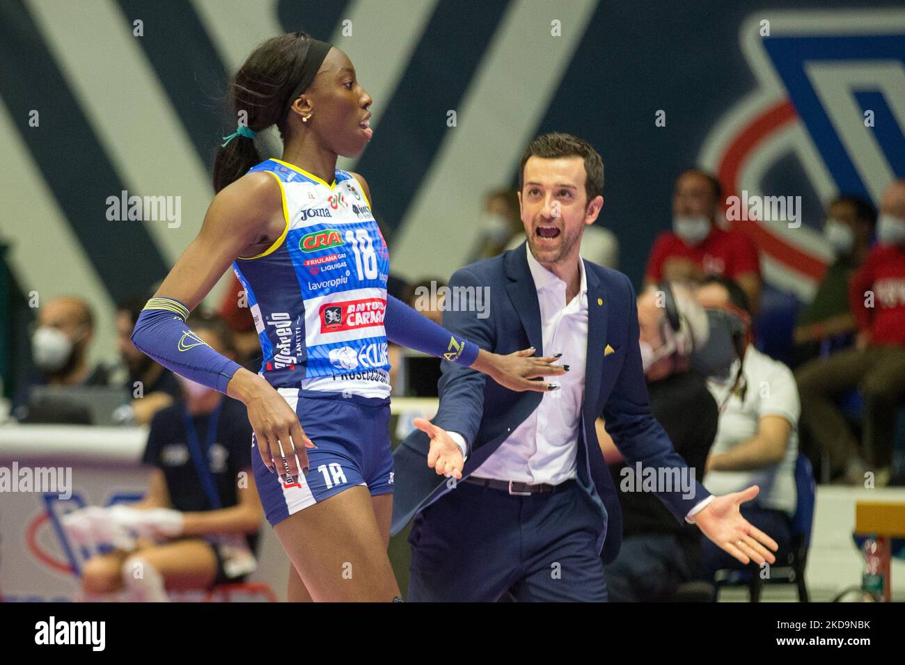 Cheftrainer DANIELE SANTARELLI und EGONU PAOLA (Imoco Volley Conegliano) während des Volleyball-Spiels der italienischen Serie A1 für Frauen - Vero Volley Monza gegen Prosecco Doc Imoco Volley Conegliano am 10. Mai 2022 in der Arena di Monza in Monza, Italien (Foto von Valerio Origo/LiveMedia/NurPhoto) Stockfoto