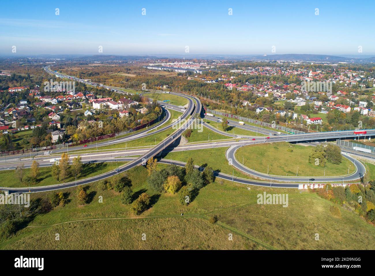 Mehrstufige Autobahnkreuzung. Spaghetti-Kreuzung auf A4 internationale Autobahn mit Zakopianka Mehrspurstraße und Eisenbahn. Ein Teil der Autobahn um Krako Stockfoto