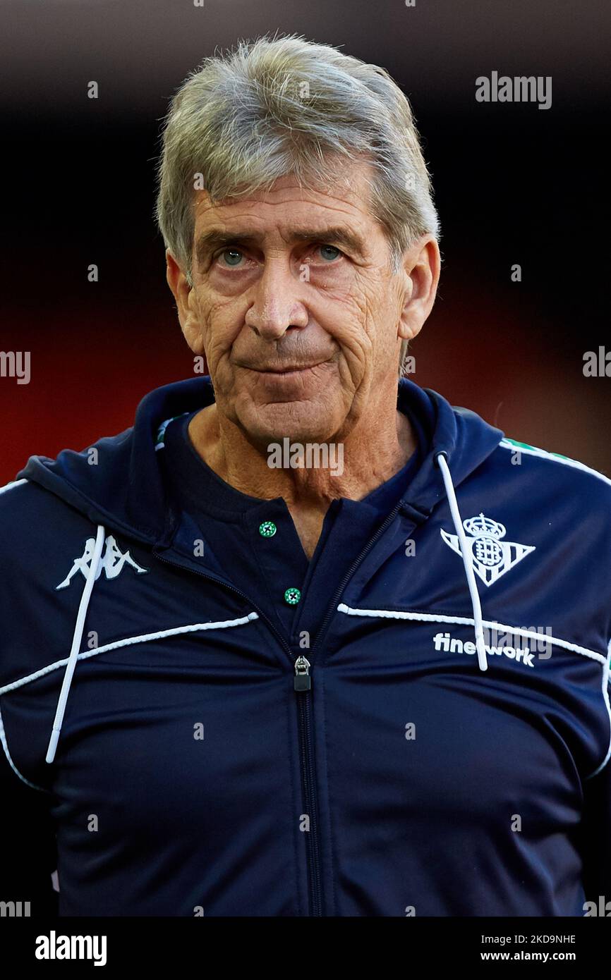 Manuel Pellegrini, Cheftrainer von Real Betis, schaut vor dem Spiel der