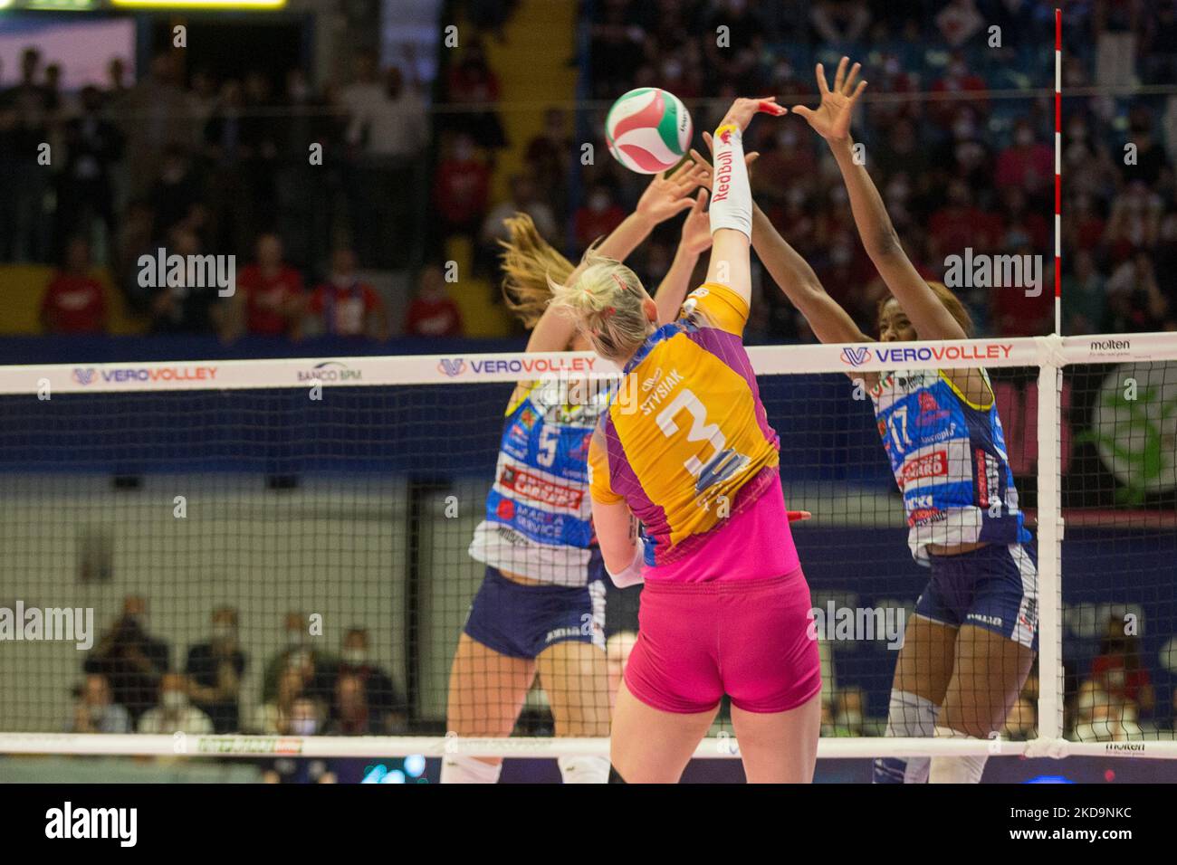 Spike von â €¦ über den Block während der Volleyball italienische Serie A1 Frauen Spiel Play Off - Vero Volley Monza vs Prosecco Doc Imoco Volley Conegliano am 10. Mai 2022 in der Arena di Monza in Monza, Italien (Foto von Valerio Origo/LiveMedia/NurPhoto) Stockfoto