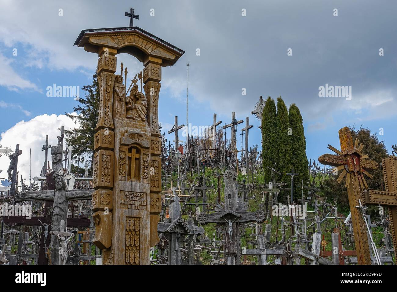 Der Kreuzberg ist in der Nähe von Siauliai, im Norden Litauens, am 6. Mai 2022 zu sehen. Der Kreuzberg ist ein wichtiger Ort der katholischen Wallfahrt in Litauen. Die genaue Anzahl der Kreuze ist unbekannt, aber Schätzungen zufolge liegt sie bei etwa 200k. Es wird angenommen, dass die ersten Kreuze nach dem Aufstand von 1831 auf dem Hügel platziert wurden. (Foto von Michal Fludra/NurPhoto) Stockfoto
