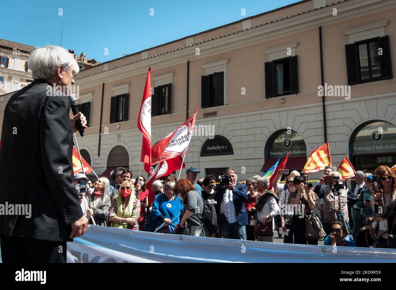 Am 11. Mai 2022 fand auf der Piazza Santi Apostoli in Rom, Italien, ein „Sit-in for Peace“ statt. Die Demonstration wurde von der linken Parlamentsfraktion Manifesta Women MPS organisiert, die von ''Potere al Popolo'' und ''Partito della Rifondazione Comunista'' unterstützt wurde, um einen sofortigen Frieden zwischen der Russischen Föderation und der Ukraine zu fordern, um alle Kriege auf der ganzen Welt zu beenden. (Foto von Andrea Ronchini/NurPhoto) Stockfoto