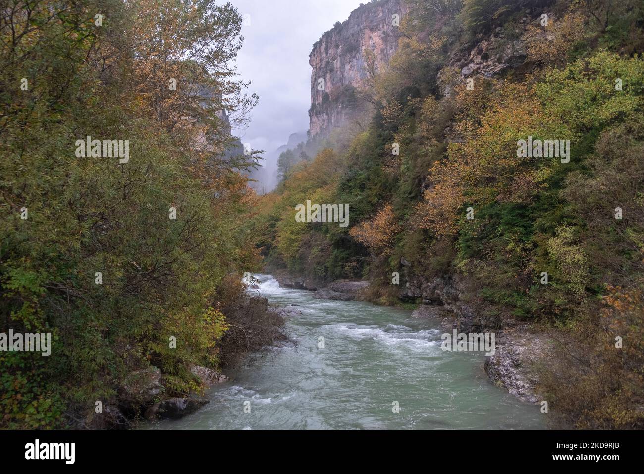 Eine malerische Aussicht auf den Fluss Arazas, der zwischen