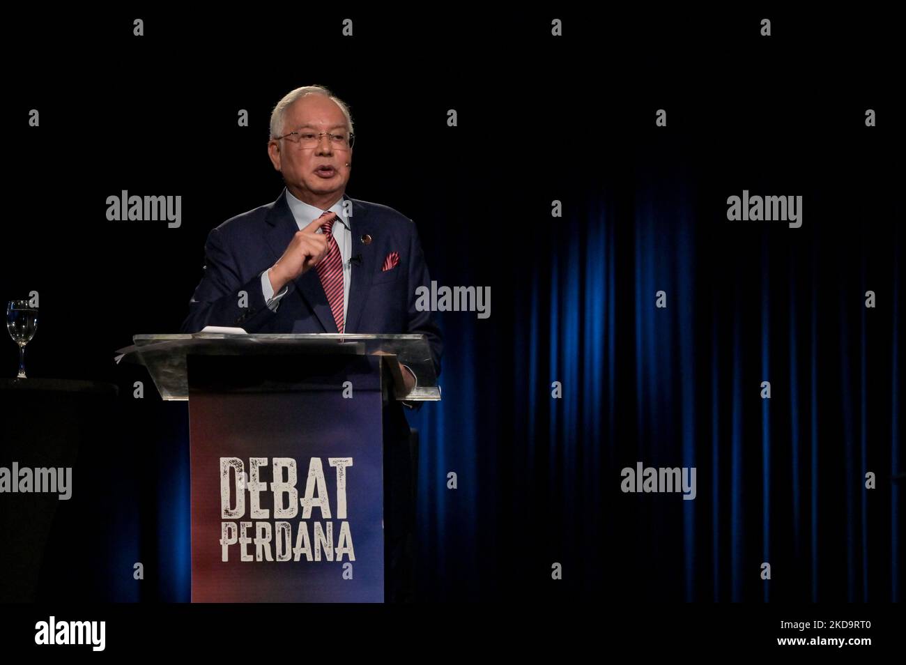 Malaysias ehemaliger Premierminister Najib Razak debattiert am 12. Mai 2022 mit Oppositionsführer Anwar Ibrahim in Kuala Lumpur, Malaysia. (Foto von Mukhriz Hazim/Nurphoto) Stockfoto