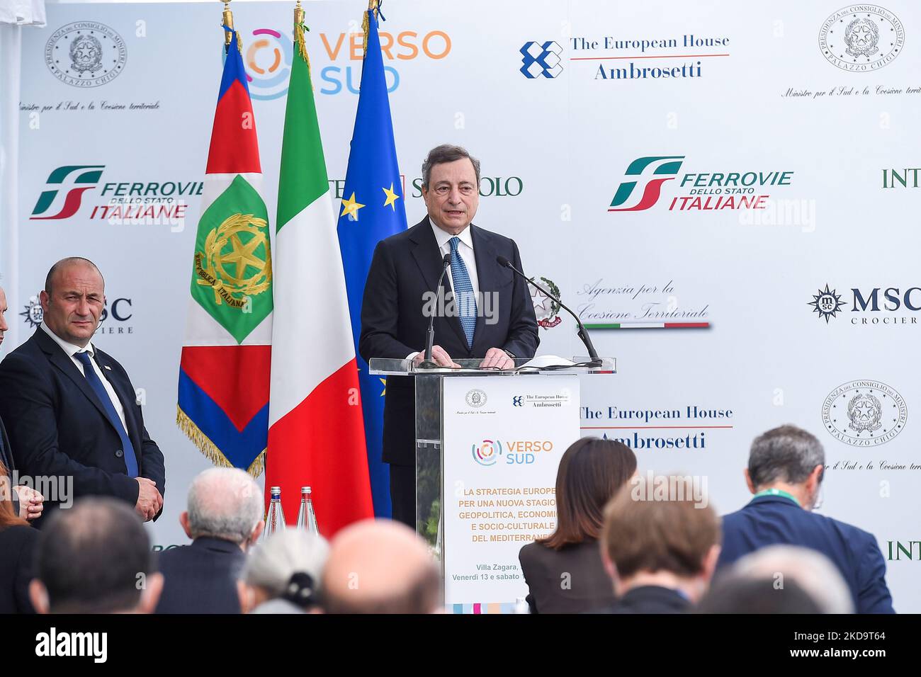 Der italienische Premierminister Mario Draghi spricht mit den Mitgliedern des Forums bei der „Verso Sud“-Ausgabe 1., die vom Europäischen Parlament - Ambrosetti am 13. Mai 2022 in Sorrento, Neapel, Italien, organisiert wurde. (Foto von Franco Romano/NurPhoto) Stockfoto