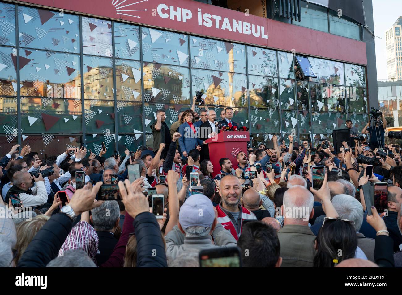 Der Oberste Gerichtshof verurteilt Kaftanc?o?lu, Chef von CHP Istanbul, zu Gefängnisstrafen. Kemal Kilicdaroglu, der Vorsitzende der Partei in Istanbul, und der Istanbuler Bürgermeister Ekrem Imamoglu, treffen sich am 12. Mai 2022 in Istanbul, Türkei, mit Unterstützern der wichtigsten oppositionellen Partei der Republikanischen Volkspartei (CHP), und Canan Kaftancioglu, dem Vorsitzenden der Zweigstelle der Partei in Istanbul. (Foto von Erhan Demirtas/NurPhoto) Stockfoto