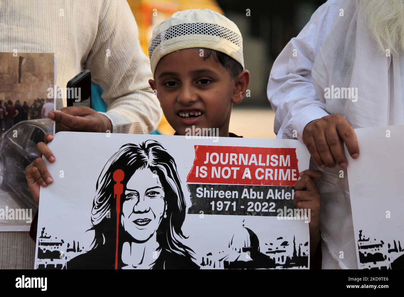 Ein Junge hält ein Plakat während einer Demonstration, um die Tötung des Al-Jazeera-Journalisten Shireen Abu Aklei am 13. Mai 2022 in Neu-Delhi, Indien, zu verurteilen. Abu Aklei wurde angeschossen und angeblich getötet, als er einen israelischen Militärangriff im besetzten Westjordanland verdeckte. Der Sender und zwei Reporter, die mit ihr zusammen waren, beschuldigten die israelischen Streitkräfte. (Foto von Mayank Makhija/NurPhoto) Stockfoto