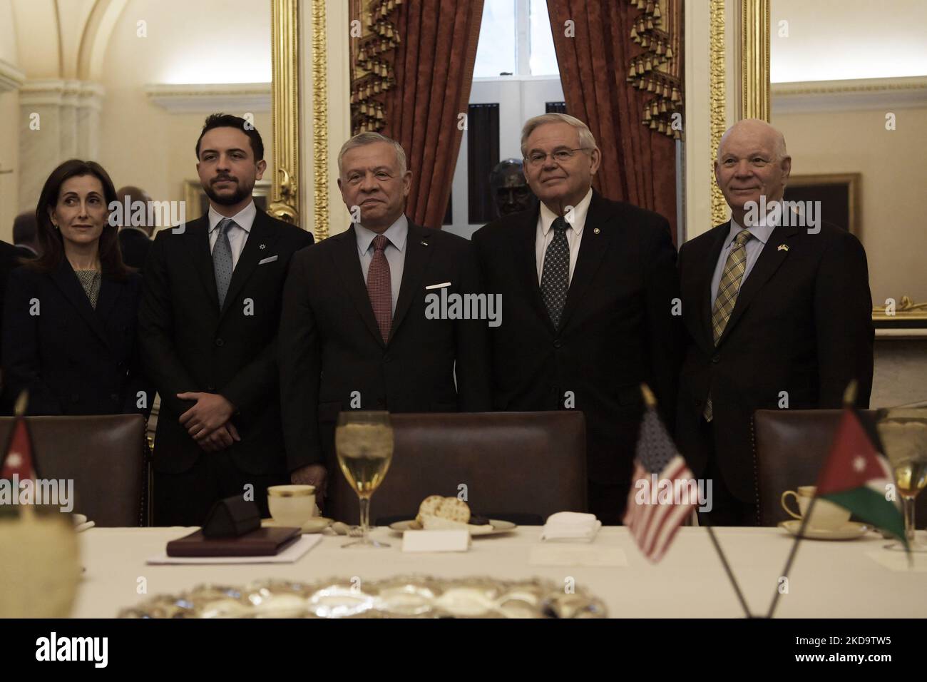 DER US-Senador Bod Menendez (D-NJ) hielt heute am 10. Mai 2022 im Capitol Hill in Washington DC, USA, ein Foto mit König Abdullah II. Von Jordanien während eines Arbeitstreffens. (Foto: Lenin Nolly/NurPhoto) Stockfoto