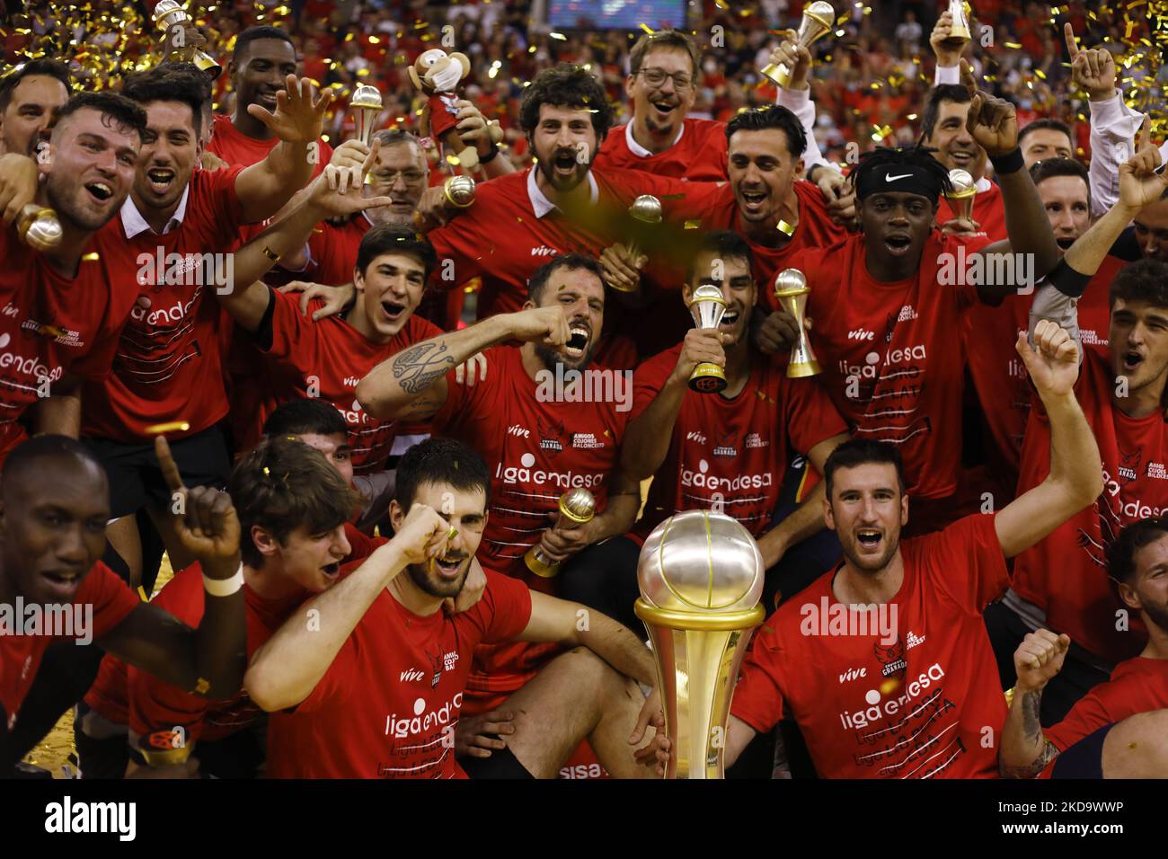 Die Spieler von Coviran Granada feiern die Beförderung zur ACB-Liga und den Gewinn der LEB ORO-Liga während des LEB ORO-Spiels zwischen Coviran Granada und CB Almansa am 13. Mai 2022 im Palacio de Los Deportes in Granada, Spanien. (Foto von Álex Cámara/NurPhoto) Stockfoto