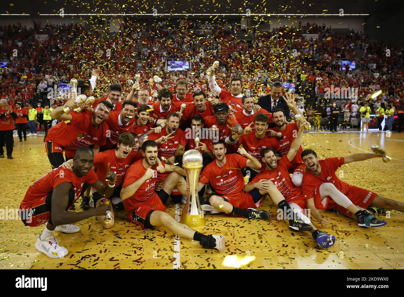 Die Spieler von Coviran Granada feiern die Beförderung zur ACB-Liga und den Gewinn der LEB ORO-Liga während des LEB ORO-Spiels zwischen Coviran Granada und CB Almansa am 13. Mai 2022 im Palacio de Los Deportes in Granada, Spanien. (Foto von Álex Cámara/NurPhoto) Stockfoto