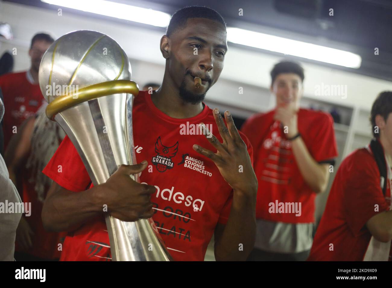 James Ellisor aus Coviran Granada raucht eine Zigarre während der Feier der Beförderung in die ACB-Liga an, nachdem er die Liga während des LEB ORO-Spiels zwischen Coviran Granada und CB Almansa am 13. Mai 2022 im Palacio de Los Deportes in Granada, Spanien, gewonnen hatte. (Foto von Álex Cámara/NurPhoto) Stockfoto