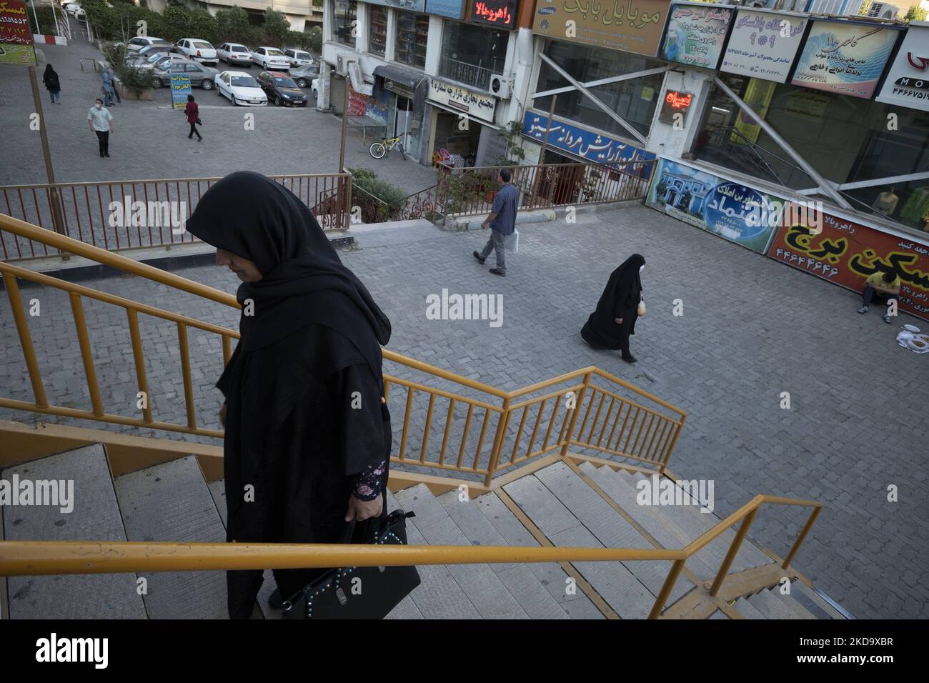 Ein Blick auf ein Einkaufsviertel in der Stadt Ekbatan im Westen von Teheran am 12. Mai 2022. (Foto von Morteza Nikoubazl/NurPhoto) Stockfoto