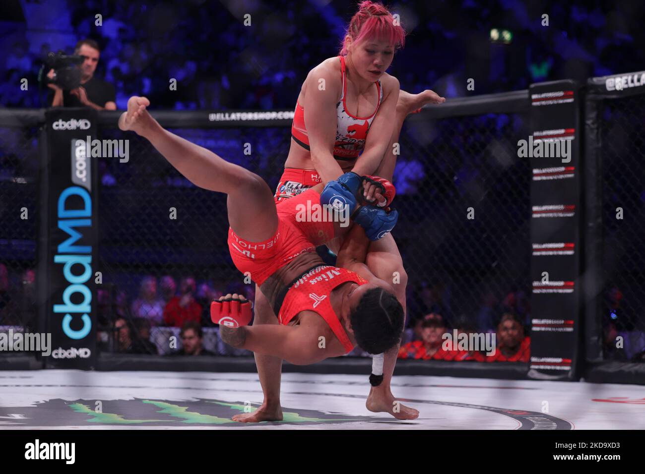 Kana Watanabe besiegt Denise Kielholtz während des Bellator 281: MVP vs. Storley Events in der SSE Arena, Wembley, London am Freitag, 13.. Mai 2022. (Foto von Pat Scaasi/MI News/NurPhoto) Stockfoto