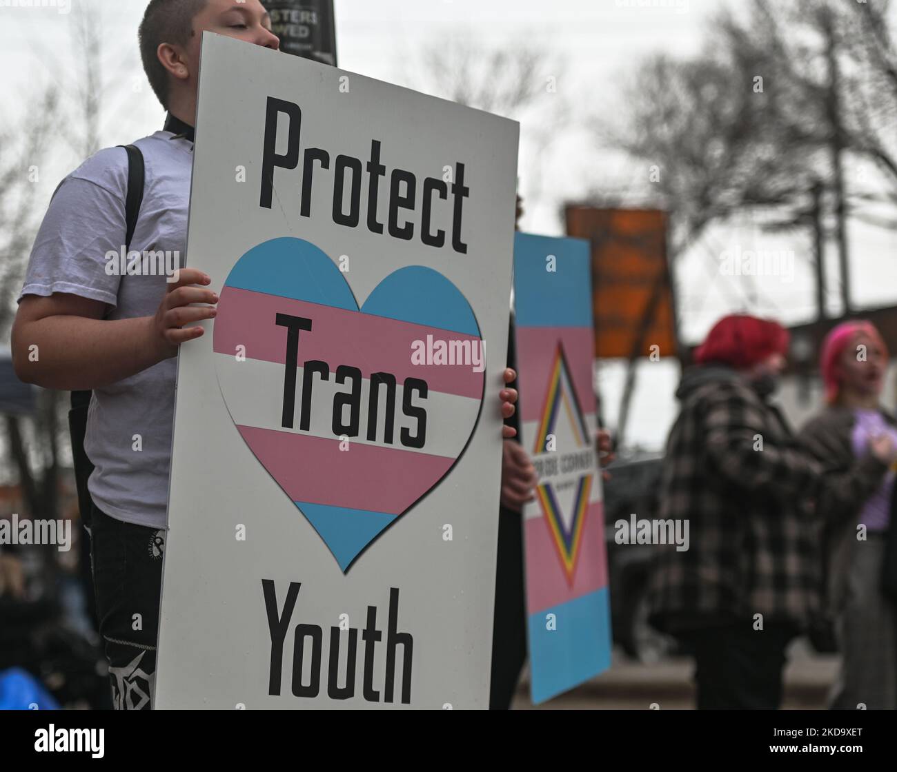 Ein Aktivist hält ein Plakat mit den Worten „Protect Trans Youth“. Mehr als 100 lokale LGBTQ2S + Unterstützer versammelten sich am Freitagabend an der südöstlichen Ecke der Whyte Avenue und 104 Street, um die Proklamation der Stadt Edmonton zu feiern, die die Gegend als Pride Corner anerkennt. Am Freitag, den 13. Mai 2022, in der Whyte Avenue, Edmonton, Alberta, Kanada. (Foto von Artur Widak/NurPhoto) Stockfoto