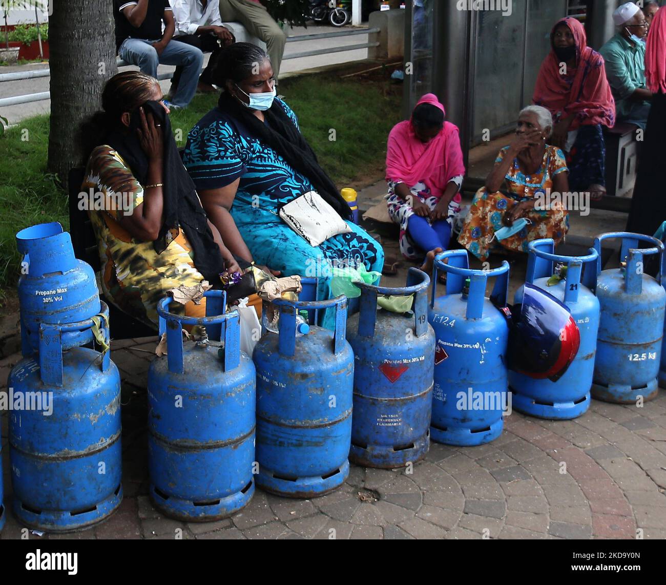 In Colombo, Sri Lanka, warten am 14. Mai 2022 Menschen vor einer Polizeistation, um Kochgas zu kaufen. (Foto von Pradeep Dambarage/NurPhoto) Stockfoto
