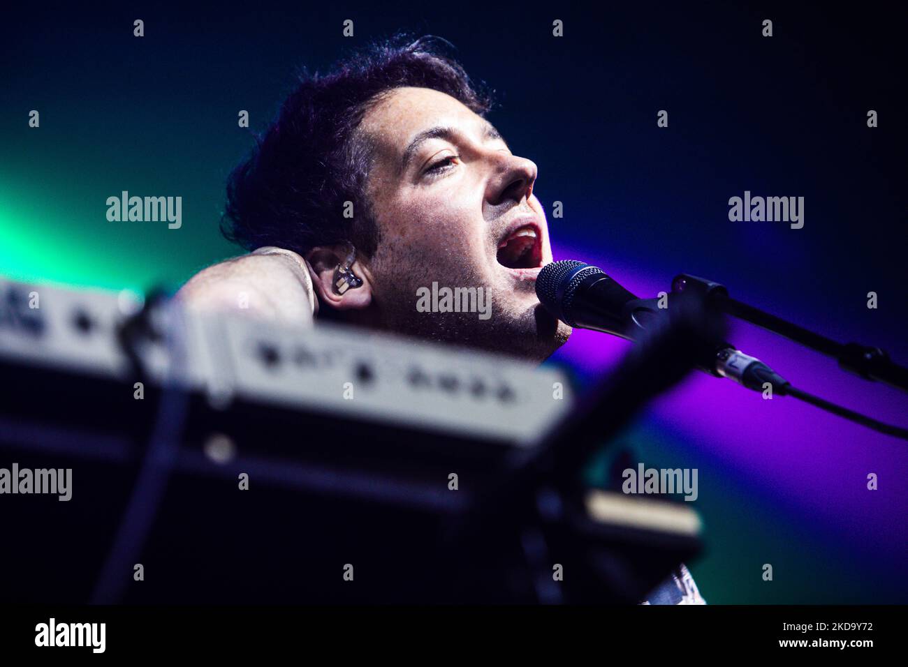Die Wombats konzertiert am 13 2022. Mai bei Fabrique in Mailand, Italien. Die Wombats sind eine englische Indie-Rock-Band, die 2003 in Liverpool gegründet wurde. Seit ihrer Gründung bestand die Band aus Matthew Murphy (Lead Vocals, Gitarre, Keyboards), Tord Øverland Knudsen (Bass, Backing Vocals, Keyboards) und Dan Haggis (Drums, Backing Vocals, Keyboards). Die Band ist bei 14. Floor Records und Bright Antenna unter Vertrag. Sie haben weltweit über 1 Millionen Alben verkauft. (Foto von Mairo Cinquetti/NurPhoto) Stockfoto