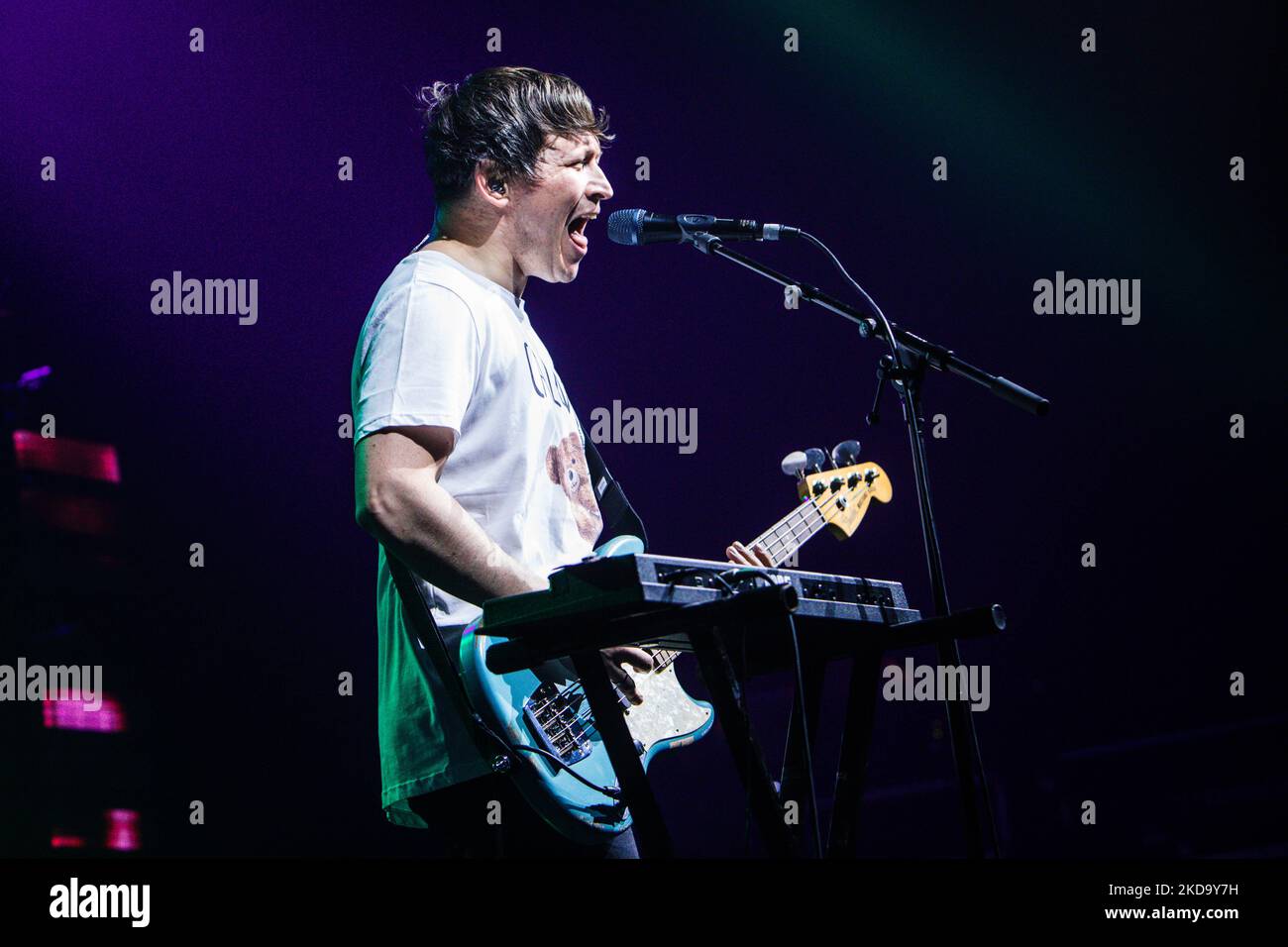 Die Wombats konzertiert am 13 2022. Mai bei Fabrique in Mailand, Italien. Die Wombats sind eine englische Indie-Rock-Band, die 2003 in Liverpool gegründet wurde. Seit ihrer Gründung bestand die Band aus Matthew Murphy (Lead Vocals, Gitarre, Keyboards), Tord Øverland Knudsen (Bass, Backing Vocals, Keyboards) und Dan Haggis (Drums, Backing Vocals, Keyboards). Die Band ist bei 14. Floor Records und Bright Antenna unter Vertrag. Sie haben weltweit über 1 Millionen Alben verkauft. (Foto von Mairo Cinquetti/NurPhoto) Stockfoto