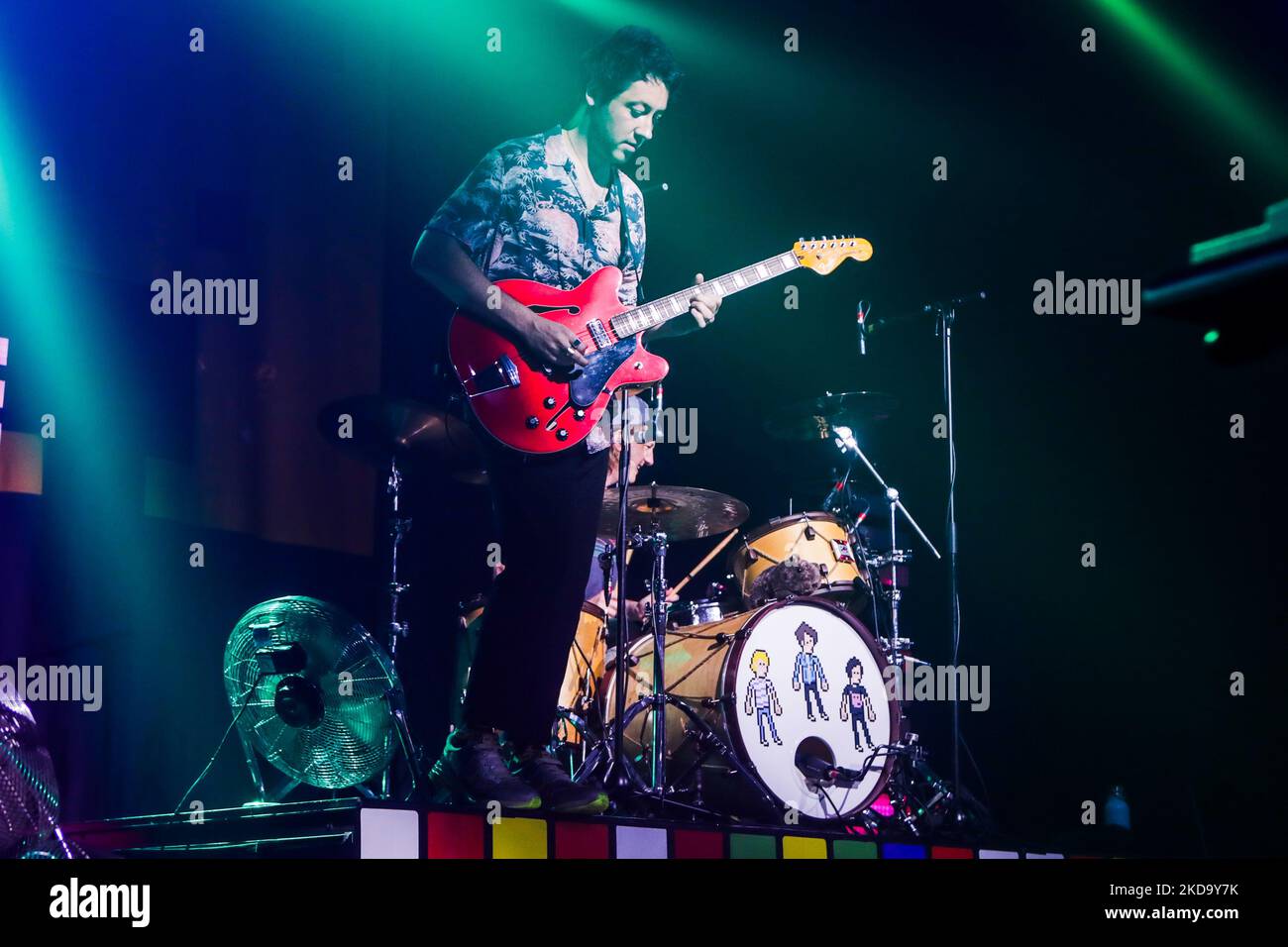 Die Wombats konzertiert am 13 2022. Mai bei Fabrique in Mailand, Italien. Die Wombats sind eine englische Indie-Rock-Band, die 2003 in Liverpool gegründet wurde. Seit ihrer Gründung bestand die Band aus Matthew Murphy (Lead Vocals, Gitarre, Keyboards), Tord Øverland Knudsen (Bass, Backing Vocals, Keyboards) und Dan Haggis (Drums, Backing Vocals, Keyboards). Die Band ist bei 14. Floor Records und Bright Antenna unter Vertrag. Sie haben weltweit über 1 Millionen Alben verkauft. (Foto von Mairo Cinquetti/NurPhoto) Stockfoto