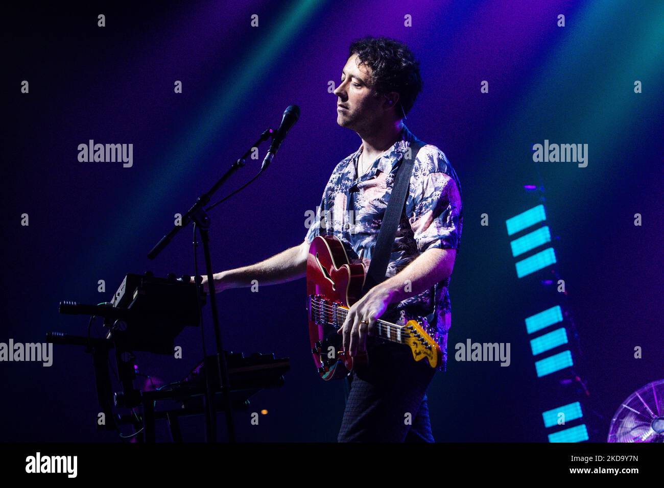 Die Wombats konzertiert am 13 2022. Mai bei Fabrique in Mailand, Italien. Die Wombats sind eine englische Indie-Rock-Band, die 2003 in Liverpool gegründet wurde. Seit ihrer Gründung bestand die Band aus Matthew Murphy (Lead Vocals, Gitarre, Keyboards), Tord Øverland Knudsen (Bass, Backing Vocals, Keyboards) und Dan Haggis (Drums, Backing Vocals, Keyboards). Die Band ist bei 14. Floor Records und Bright Antenna unter Vertrag. Sie haben weltweit über 1 Millionen Alben verkauft. (Foto von Mairo Cinquetti/NurPhoto) Stockfoto