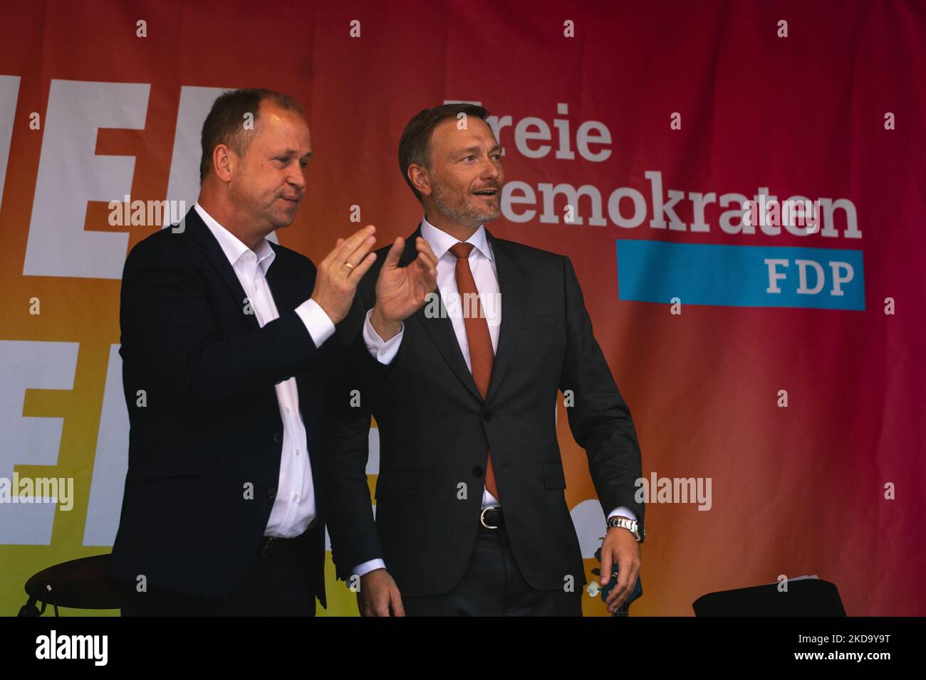 Der Bundesfinanzminister Christian Lindner und Joachim Stamp, der Spitzenkandidat der FDP, sind am 14. Mai 2022 während der Wahlkampfveranstaltung der FDP auf der Bühne des Heumarkt in Köln zu sehen (Foto: Ying Tang/NurPhoto) Stockfoto