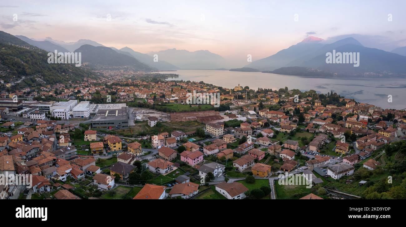 LUFTAUFNAHME. Panoramafild, Postkartenansicht vom See eines kleinen alten Dorfes in der Lombardei, Dongo, Comer See, Italien Luftbild. Kleiner touristischer Amboss Stockfoto