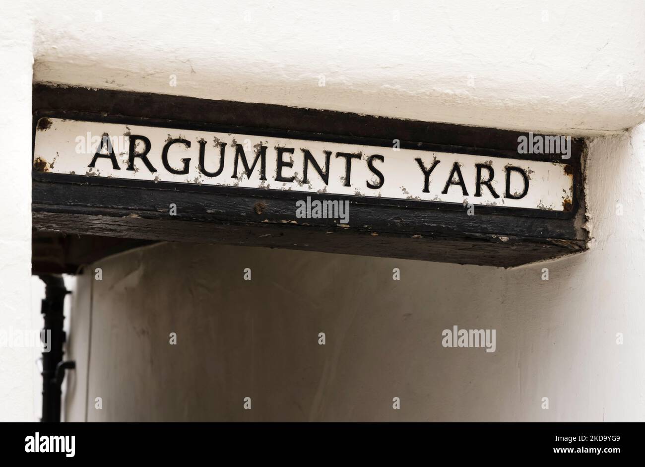 Arguments Yard Straßenschild, Whitby, North Yorkshire, Großbritannien. Konzeptuelles Bild, das Themen wie Streit, Streit und Konflikt darstellt Stockfoto