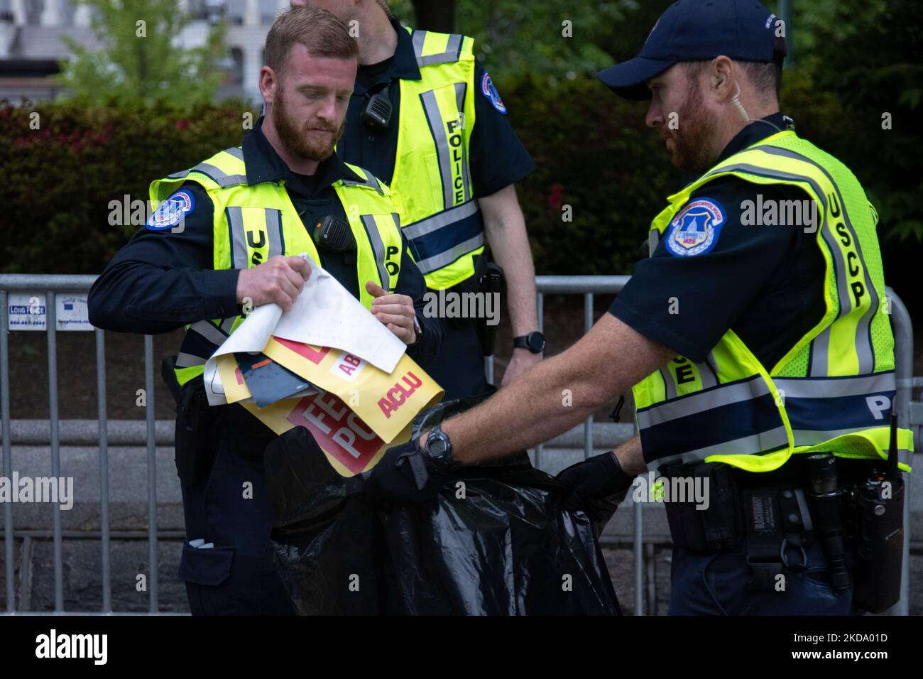 Die Polizei entfernt Protestschilder und Materialien, die auf dem Zaun vor dem Obersten Gerichtshof angebracht wurden, nachdem der Frauenmarsch am 14. Mai 2022 in Washington, D.C. verboten wurde (Foto: Bryan Olin Dozier/NurPhoto) Stockfoto