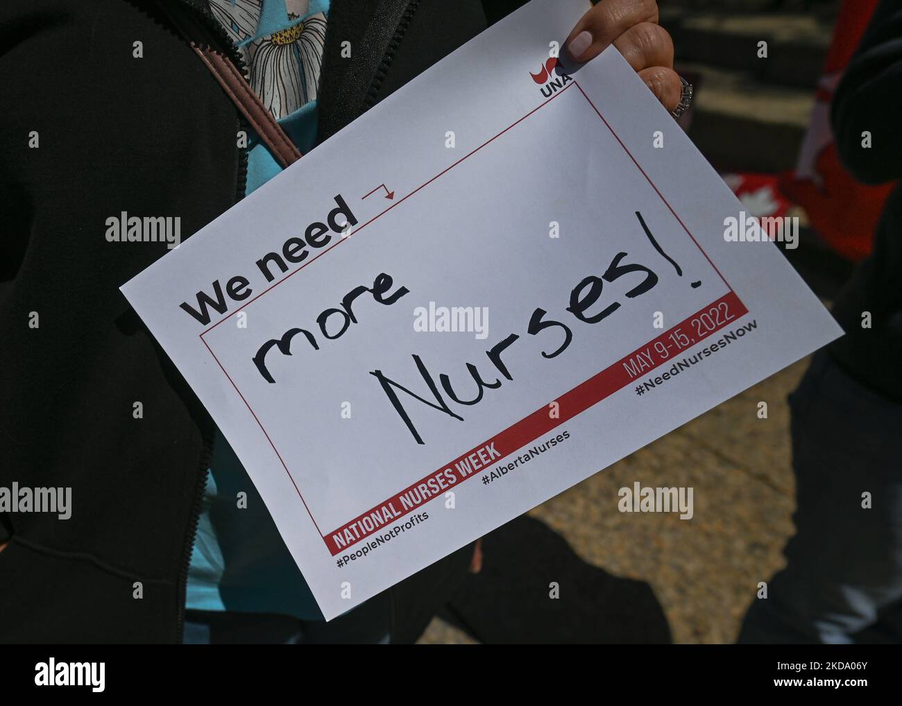 Ein Protestler hält ein Plakat mit den Worten „Wir brauchen mehr Krankenschwestern!“. Mitarbeiter des Gesundheitswesens, Aktivisten und ihre Unterstützer protestierten heute Nachmittag während der „Kundgebung für das öffentliche Gesundheitswesen“ in der Alberta Legislature in Edmonton gegen Premier Kenney und die UCP-Regierung, die Schritte zur Privatisierung des Gesundheitswesens Unternehmen. Am Samstag, den 14. Mai 2022, in Edmonton, Alberta, Kanada. (Foto von Artur Widak/NurPhoto) Stockfoto