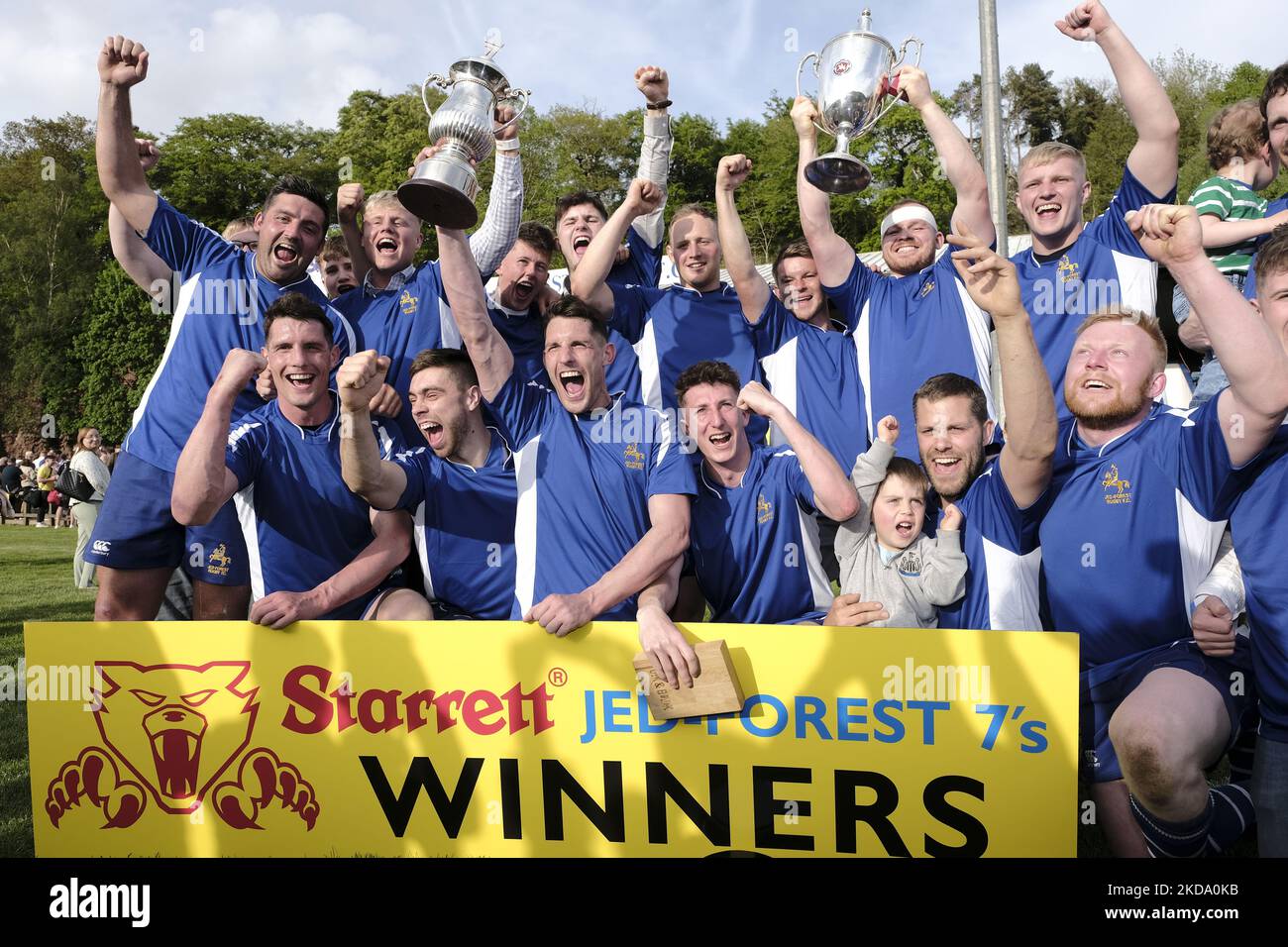 Jedburgh, Samstag, 14. Mai 2022. Die Starrett JedForest Sevens, die 119. Spielen des Turniers, Finale - Jedforest vs Edinburgh Accies. Teamfest Foto Jedforest 28 - Edin Accies 5 Jedforest gewinnt das Turnier und hebt die Trophäe „Kings of the 7s“. (Foto von Rob Gray/NurPhoto) Stockfoto