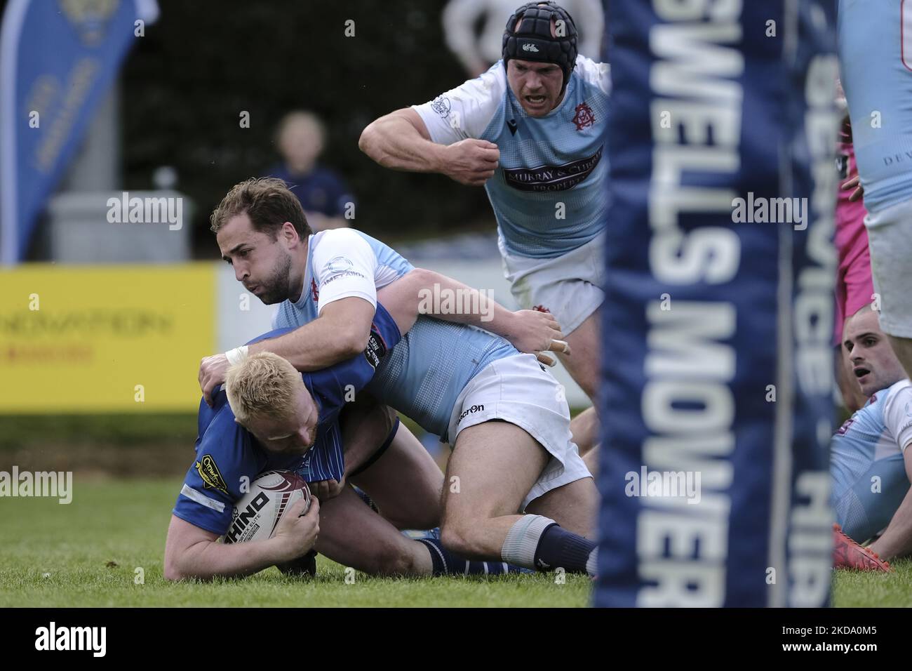 Jedburgh, Samstag, 14. Mai 2022. Die Starrett JedForest Sevens, die 119. Spielen des Turniers, Finale - Jedforest vs Edinburgh Accies. JED-Spieler, Rory Marshall mit Ball, spürt die Kraft der Akcies-Verteidigung in einem spannenden Finale Jedforest 28 - Edin Accies 5 Jedforest gewinnt das Turnier und hebt die Trophäe „Könige der Serie 7s“. (Foto von Rob Gray/NurPhoto) Stockfoto