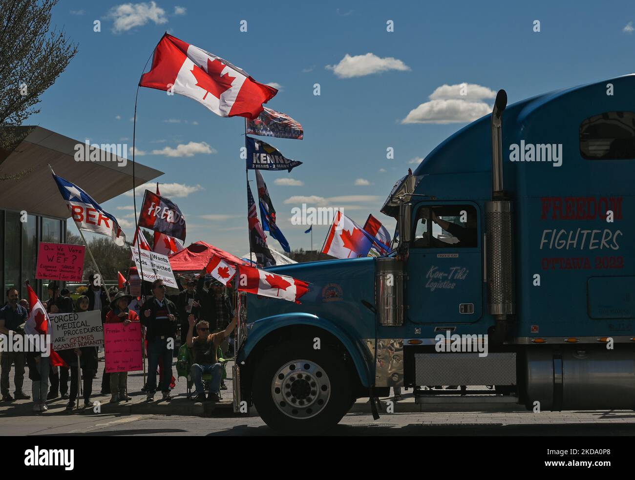 Während des Protestes „Alberta Wide Freedom Convoy – No More Mandates“ vor der Alberta Legislature in Edmonton versammeln sich Menschen aus Protest gegen COVID-19-Mandate. Am Samstag, den 14. Mai 2022, in Edmonton, Alberta, Kanada. (Foto von Artur Widak/NurPhoto) Stockfoto