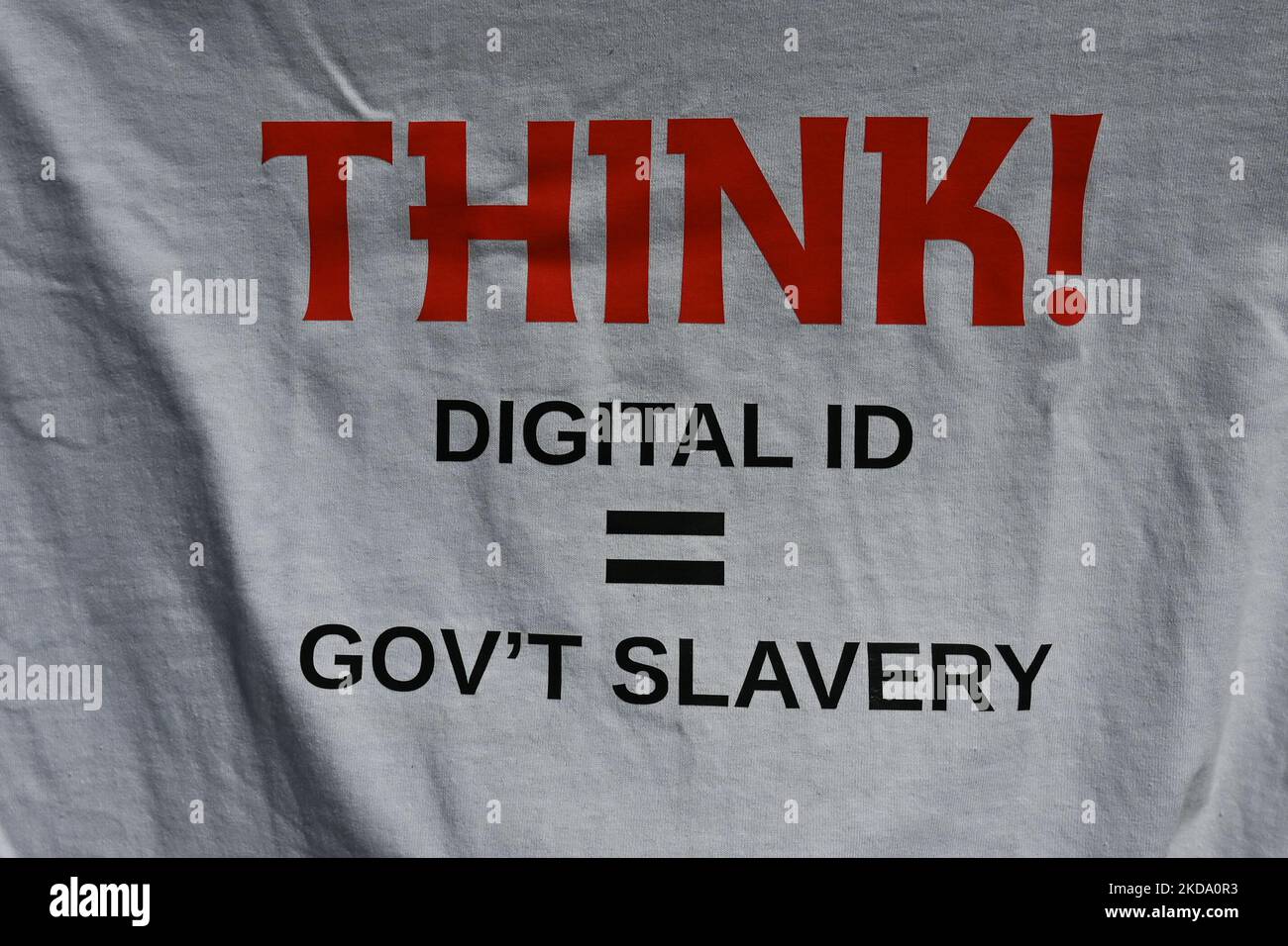 Ein T-Shirt zum Verkauf mit den Worten „Think! Digitale ID + Gov't Slavery“. Während des Protestes „Alberta Wide Freedom Convoy – No More Mandates“ vor der Alberta Legislature in Edmonton versammeln sich Menschen aus Protest gegen COVID-19-Mandate. Am Samstag, den 14. Mai 2022, in Edmonton, Alberta, Kanada. (Foto von Artur Widak/NurPhoto) Stockfoto