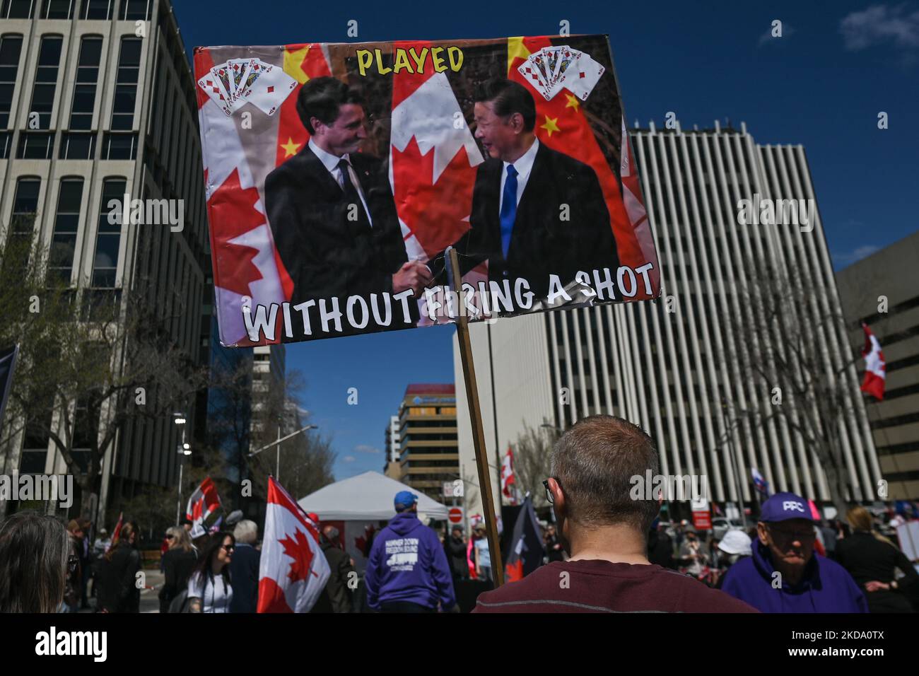 Während des Protestes „Alberta Wide Freedom Convoy – No More Mandates“ vor der Alberta Legislature in Edmonton versammeln sich Menschen aus Protest gegen COVID-19-Mandate. Am Samstag, den 14. Mai 2022, in Edmonton, Alberta, Kanada. (Foto von Artur Widak/NurPhoto) Stockfoto