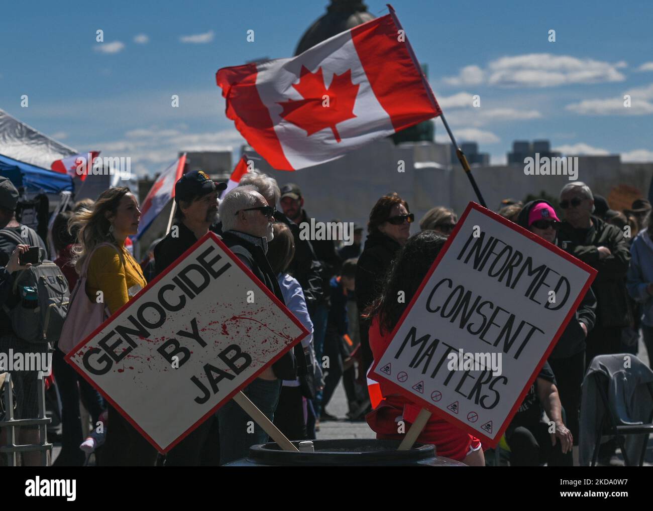 Während des Protestes „Alberta Wide Freedom Convoy – No More Mandates“ vor der Alberta Legislature in Edmonton versammeln sich Menschen aus Protest gegen COVID-19-Mandate. Am Samstag, den 14. Mai 2022, in Edmonton, Alberta, Kanada. (Foto von Artur Widak/NurPhoto) Stockfoto