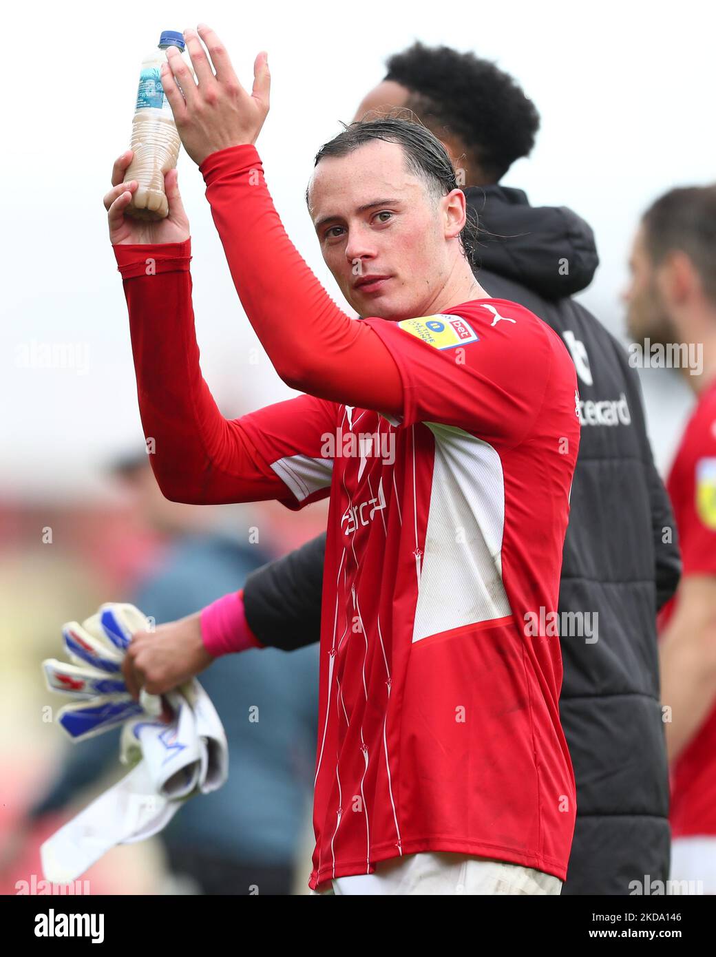 Harry McKirdy von Swindon Town applaudiert den Fans in Vollzeit, nachdem sie beide Tore ihrer Seite während ihres 2-1-Sieges in der Sky Bet League 2 Play-Off Halbfinale 1. zwischen Swindon Town und Port Val am County Ground, Swindon, am Sonntag, dem 15.. Mai 2022 erzielt haben. (Foto von Kieran Riley/MI News/NurPhoto) Stockfoto