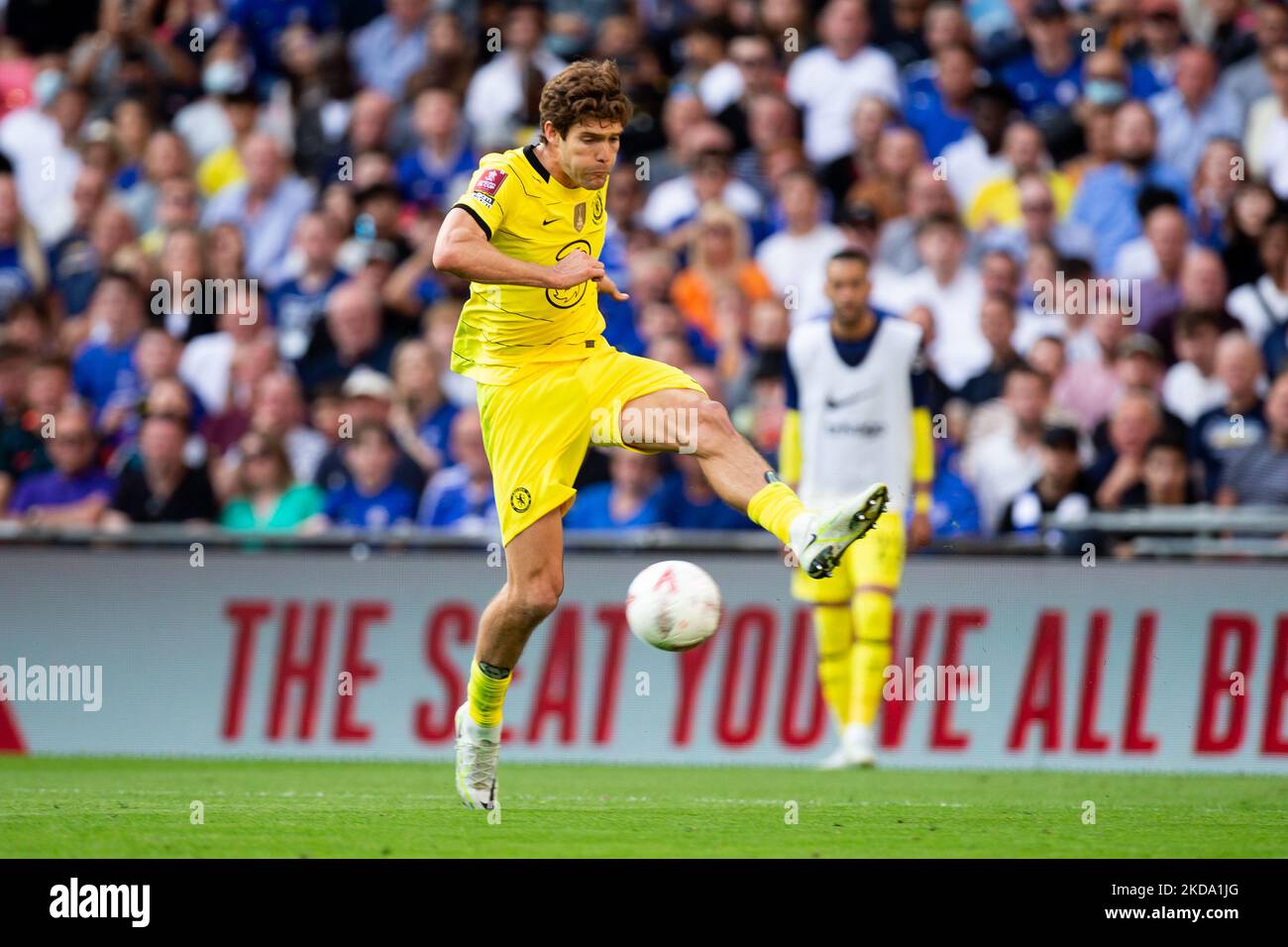 Marcos Alonso aus Chelsea kontrolliert den Ball während des FA Cup Finales zwischen Chelsea und Liverpool im Wembley Stadium, London am Samstag, 14.. Mai 2022.(Foto: Federico Maranesi/MI News/NurPhoto) Stockfoto