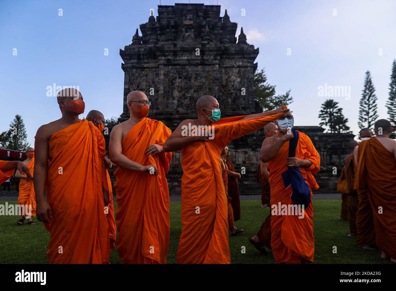 Buddhistische Mönche stehen während der Weihwasserzeremonie als Teil der Feierlichkeiten zum Vesak-Tag am 15. Mai 2022 im Mendut-Tempel in Magelang, Zentraljava, Indonesien. Buddhisten in Indonesien feierten am Montag den Vesak-Tag, um die Geburt, Erleuchtung und den Tod Buddhas vor mehr als 2.000 Jahren zu ehren. (Foto von Garry Lotulung/NurPhoto) Stockfoto