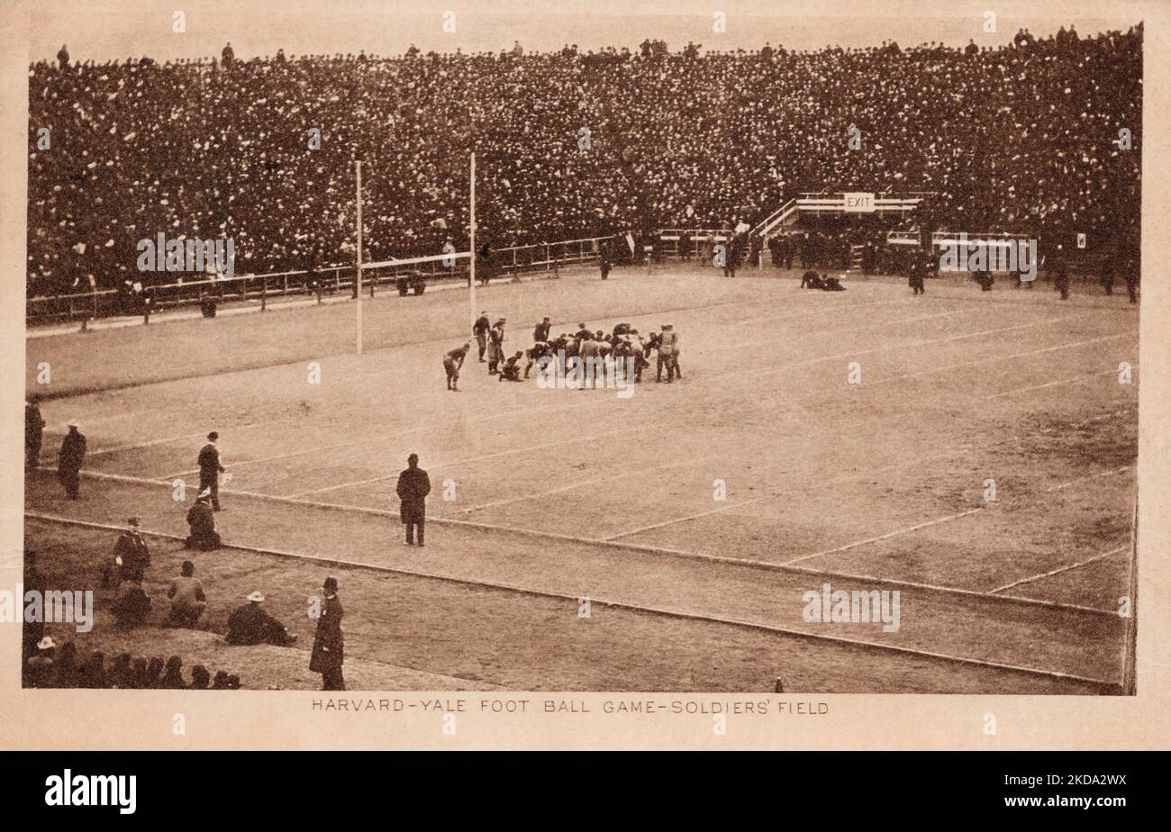 Harvard-Yale Fußballspiel, Soldiers Field Boston MA, Postkarte Anfang 1900s. Tuck Publ. Stockfoto