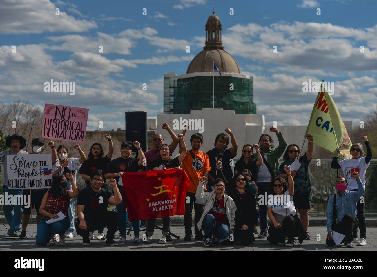 Mitglieder der lokalen philippinischen Jugenddiaspora (Anakbayan Alberta) protestieren vor der Alberta Legislature in Edmonton und rufen die Wahlkommission (COMELEC) auf den Philippinen wegen ihrer Fahrlässigkeit und ihres Versäumens, ehrliche und faire Wahlen vom 9. Mai 2022 zu unterstützen, auf. Die Organisatoren des Protestes sagten: „Wir verurteilen eine andere politische Dynastie mit dem Marcos-Duterte-Tandem, das das faschistische Regime unter den Filipinos fortführt“. Am Sonntag, den 15. Mai 2022, Kanada. (Foto von Artur Widak/NurPhoto) Stockfoto