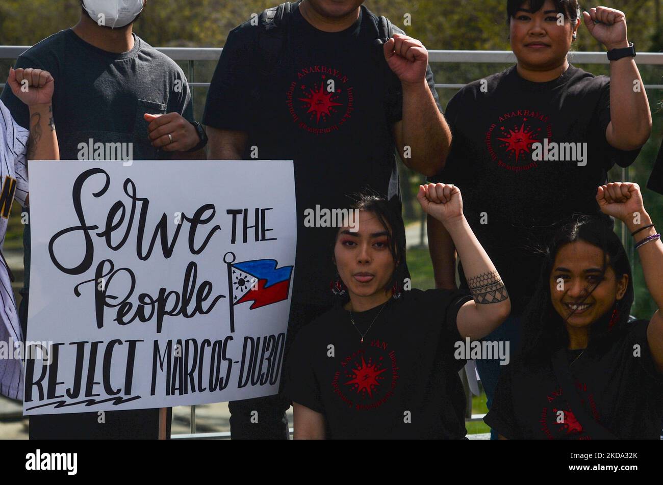 Mitglieder der lokalen philippinischen Jugenddiaspora (Anakbayan Alberta) reagieren während der Proteste vor der Alberta Legislature in Edmonton, als sie die Wahlkommission (COMELEC) auf den Philippinen wegen ihrer Fahrlässigkeit und ihres Versäumens, ehrliche und faire Wahlen vom 9. Mai 2022 zu unterstützen, aufrufen. Die Organisatoren des Protestes sagten: „Wir verurteilen eine andere politische Dynastie mit dem Marcos-Duterte-Tandem, das das faschistische Regime unter den Filipinos fortführt“. Am Sonntag, den 15. Mai 2022, Kanada. (Foto von Artur Widak/NurPhoto) Stockfoto