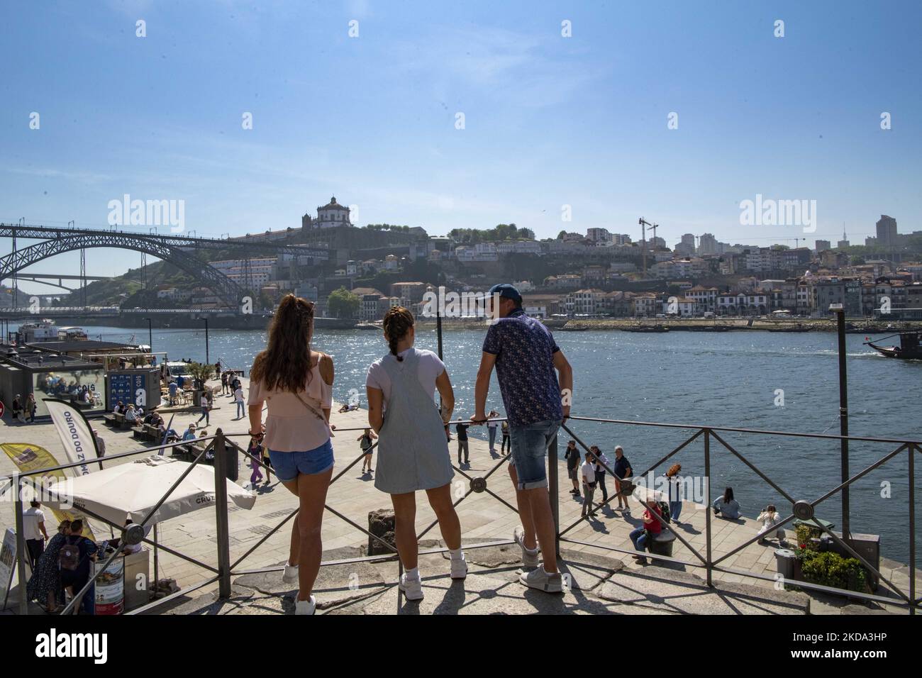 Man sieht die Landschaft am Ufer des Douro Flusses beobachten. Porto, 05. Mai 2022. Portugal hat in der letzten Woche fast 100.000 Covid-19-Fälle verzeichnet. Auch die Inzidenzrate steigt. Krankenhausaufenthalte und Sterblichkeit hingegen halten an einem stabilen Trend fest. (Foto von Jorge Mantilla/NurPhoto) Stockfoto