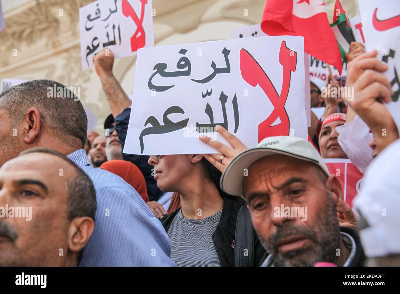 Ein Demonstrator wirft ein Plakat auf, das auf Arabisch steht, Nein zur Aufhebung der Subventionen, während einer Demonstration von Anhängern der Bewegung Bürger gegen den Putsch - die Demokratische Initiative, die Nationale Heilsfront und die islamistische Partei Ennahda, auf der Avenue Habib Bourguiba in Tunis, Tunesien, Am 15. Mai 2022 protestierte er gegen den tunesischen Präsidenten Kais Saied und seine außergewöhnlichen Maßnahmen, die er seit dem 2021. Juli ergriff. Die Demonstranten forderten die Absetzung von Präsident Kais Saied und den Sturz des von ihnen so genannten diktatorischen Regimes und forderten die Rückkehr der demokratischen Institutionen als Stockfoto