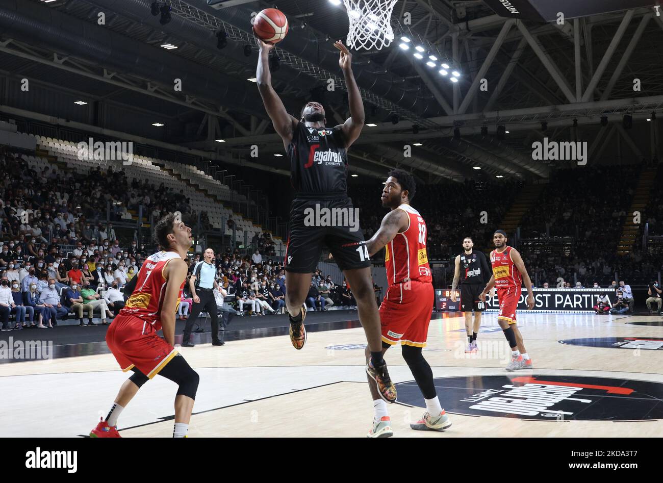 Mouhammadou Jaiteh (Segafredo Virtus Bologna) während Spiel 1 der Playoffs der italienischen Basketball-Meisterschaft Serie A1 Segafredo Virtus Bologna vs. Carpegna Prosciutto Pesaro in der Segafredo Arena - Bologna, 15. Mai 2022 - (Foto von Michele Nucci/LiveMedia/NurPhoto) Stockfoto