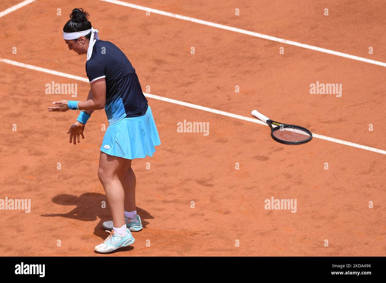 Ons Jabeur sieht beim Internazionali BNL D'Italia Women Final zwischen IGA Swiatek und Ons Jabeur am 15. Mai 2022 im Foro Italico, Rom, niedergeschlagen aus. (Foto von Giuseppe Maffia/NurPhoto) Stockfoto