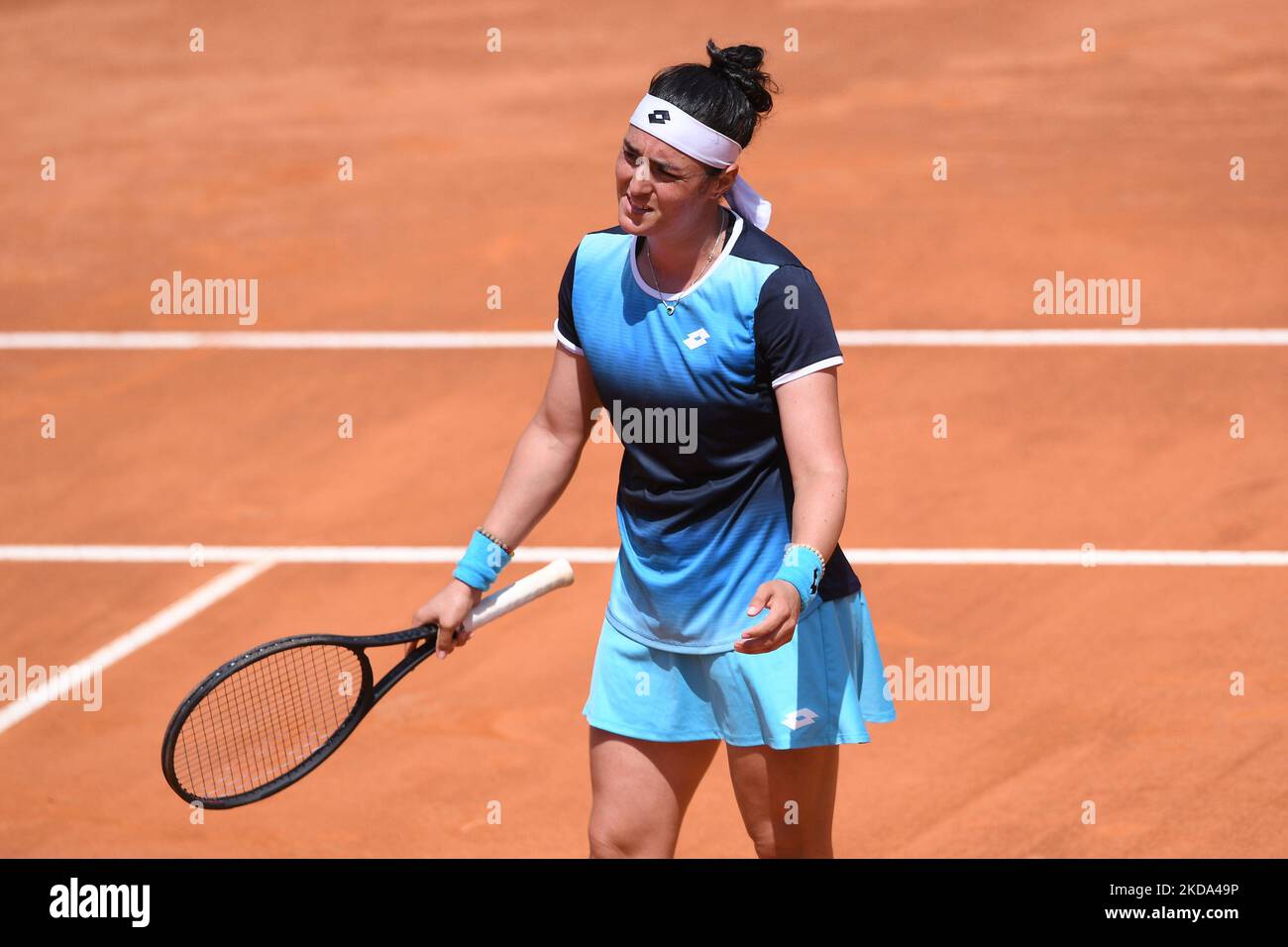 Ons Jabeur sieht beim Internazionali BNL D'Italia Women Final zwischen IGA Swiatek und Ons Jabeur am 15. Mai 2022 im Foro Italico, Rom, niedergeschlagen aus. (Foto von Giuseppe Maffia/NurPhoto) Stockfoto