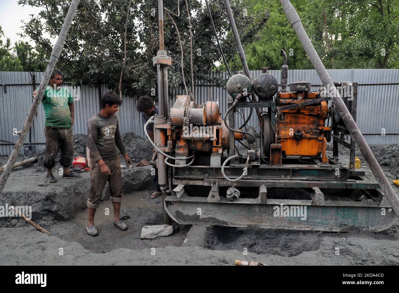 Methangas, das am 16. Mai 2022 bei einer geotechnischen Untersuchung in einem 40 Meter langen Bohrloch in Behrampora, Sopore, Distrikt Baramulla, Jammu und Kashmir, Indien, gefunden wurde. Ein umfassendes wissenschaftliches Papier hat eine starke Möglichkeit aufgedeckt, Gas und Erdöl in Jammu und Kaschmir zu finden und hat Zugang zu Ölunternehmen und Forschern gesucht, um eine Exploration im Unionsgebiet durchzuführen. (Foto von Nasir Kachroo/NurPhoto) Stockfoto